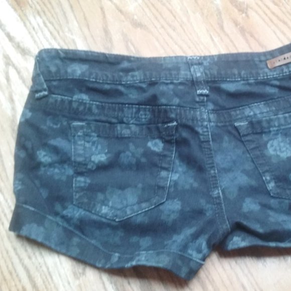 Standards & Practices Floral Jean Short - Picture 5 of 5